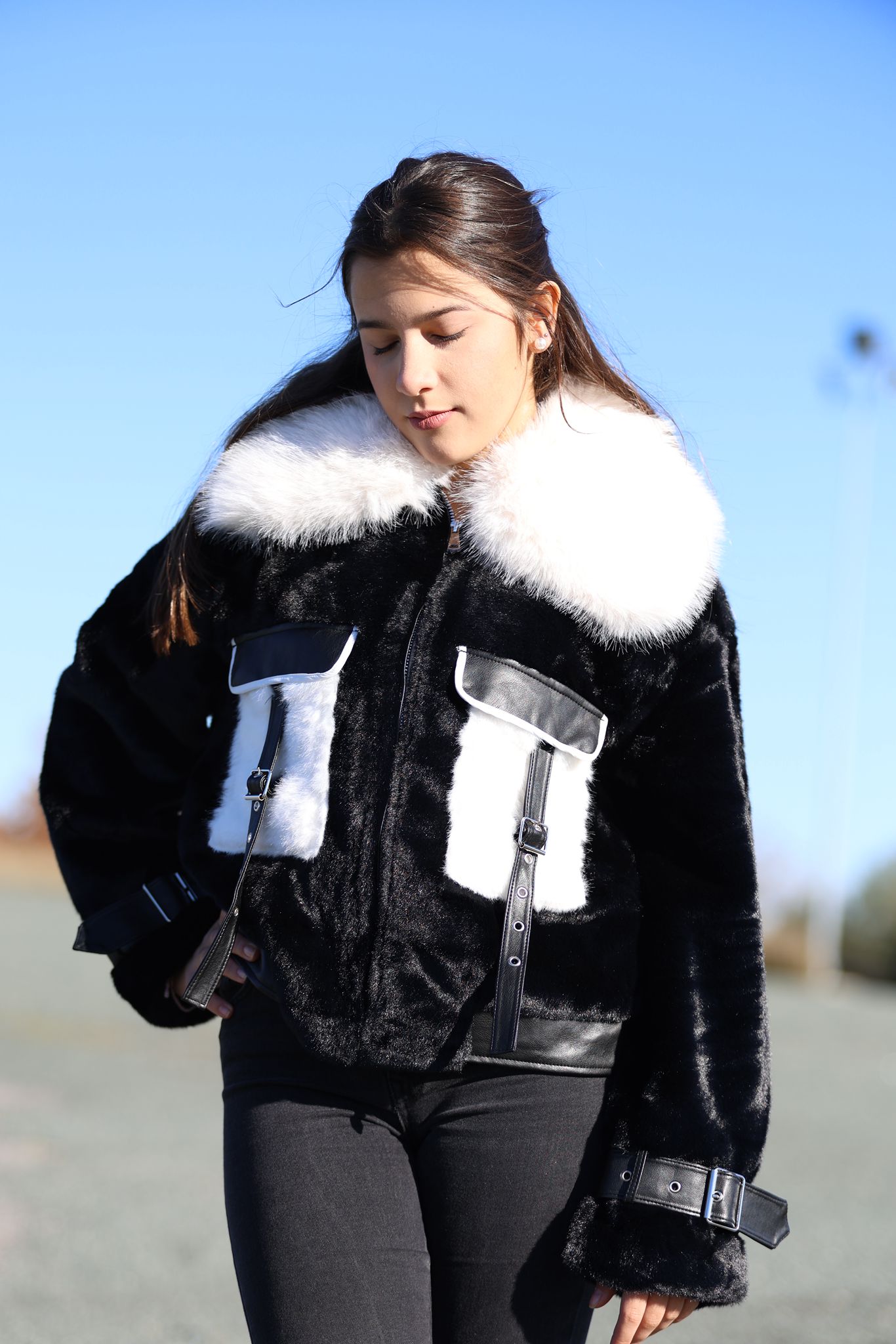 Chaqueta de Pelo Sintético Bicolor con Detalles en Hebilla