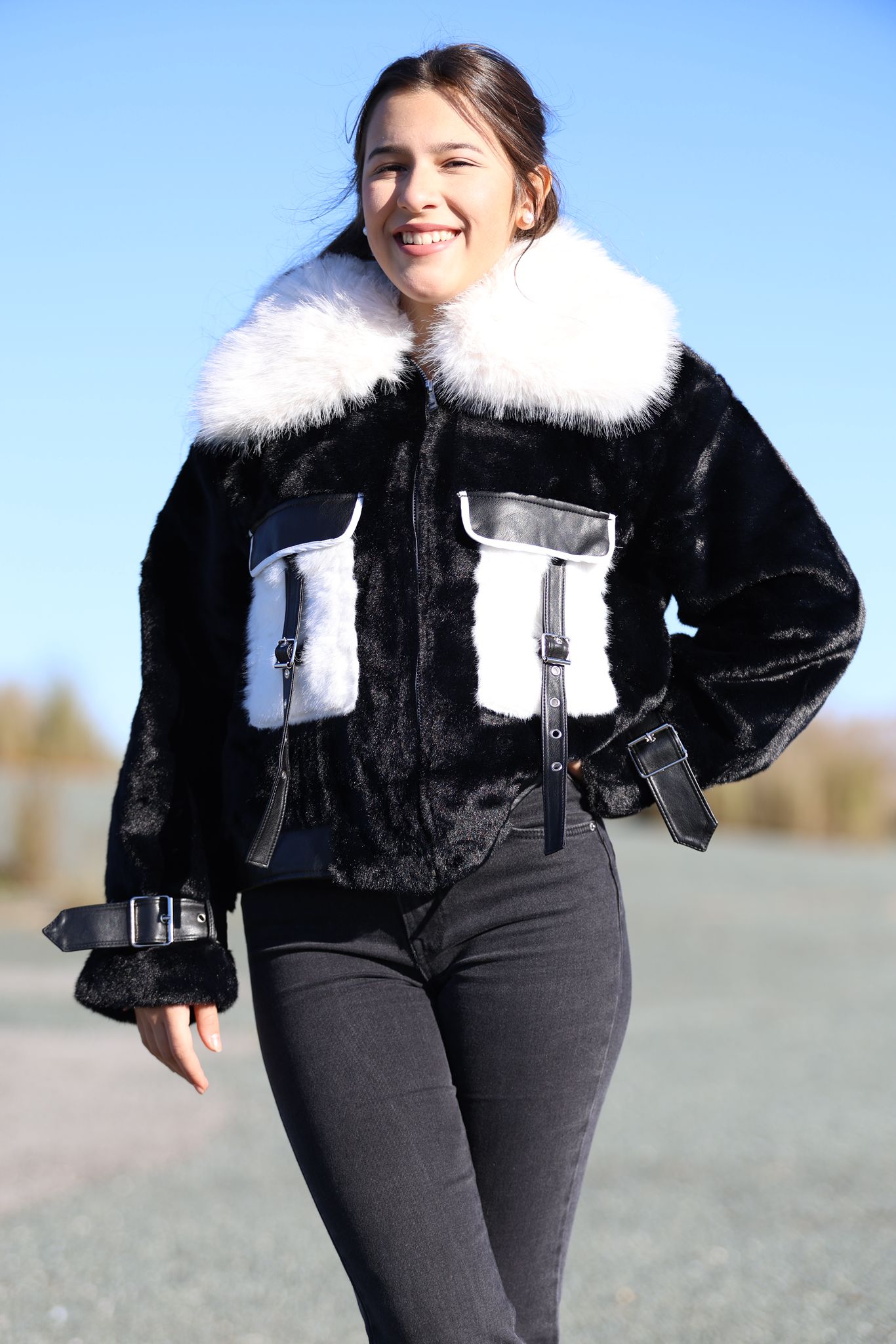 Chaqueta de Pelo Sintético Bicolor con Detalles en Hebilla