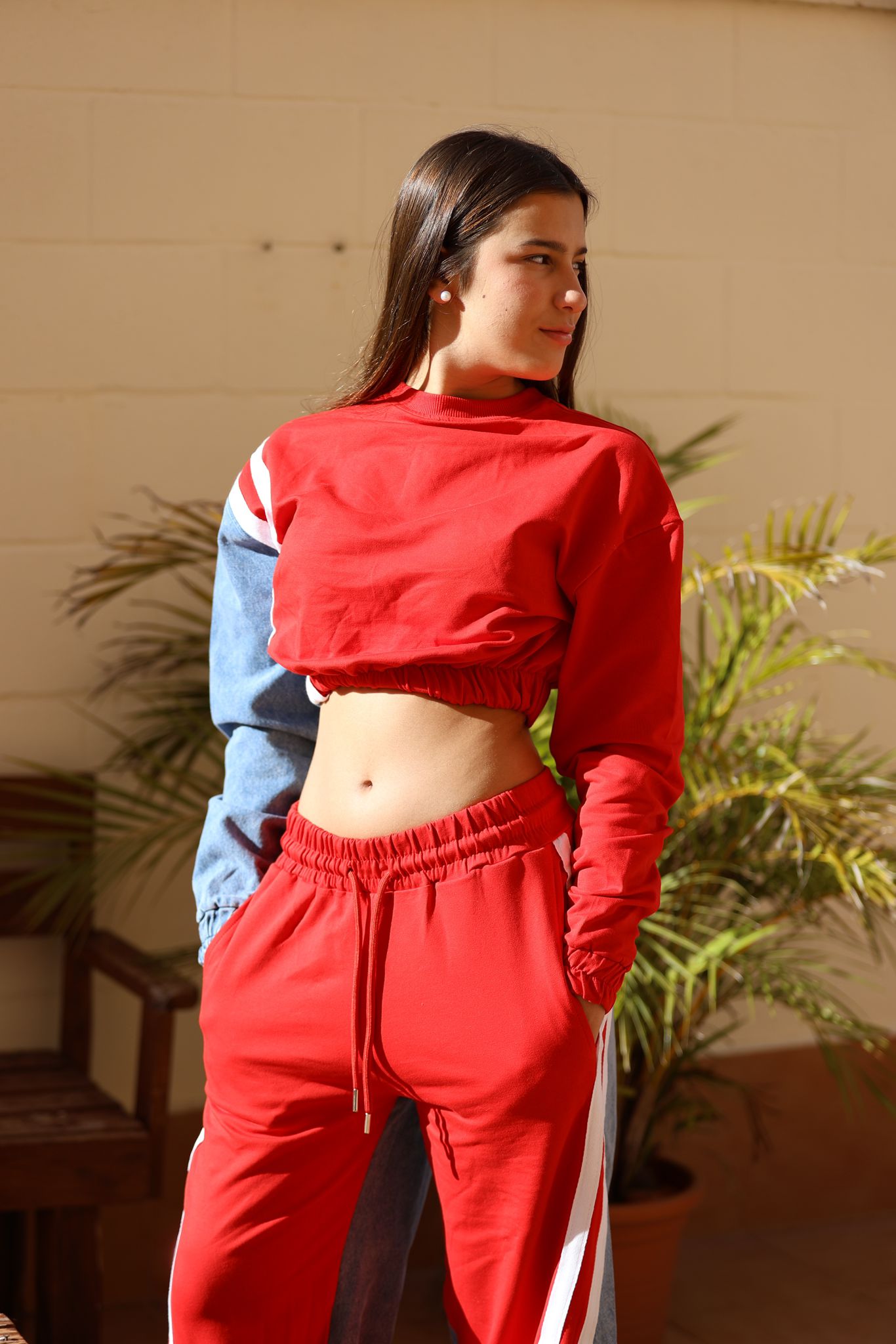 Set Deportivo Bicolor con Detalles en Denim y Corte Crop