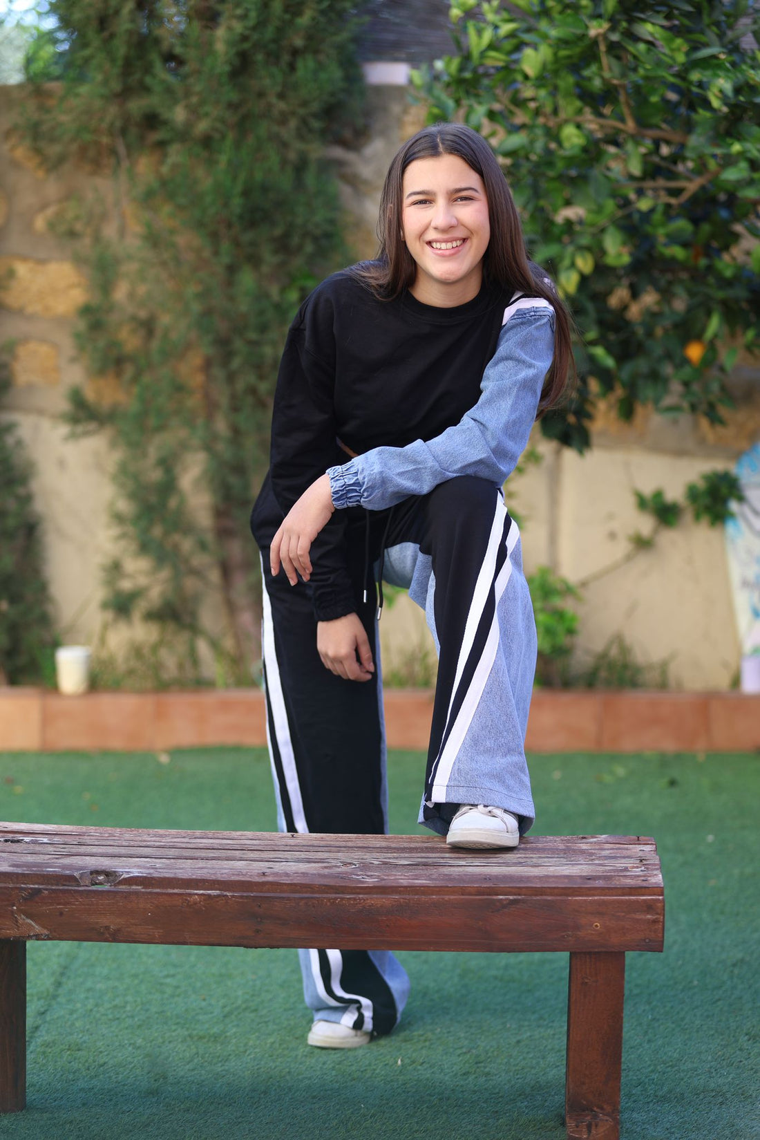 Set Deportivo Bicolor con Detalles en Denim y Corte Crop