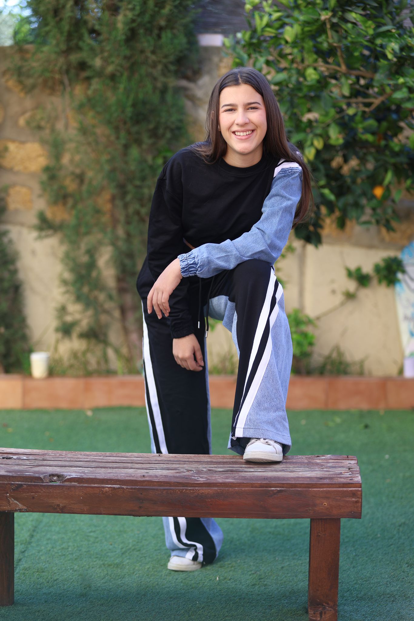 Set Deportivo Bicolor con Detalles en Denim y Corte Crop