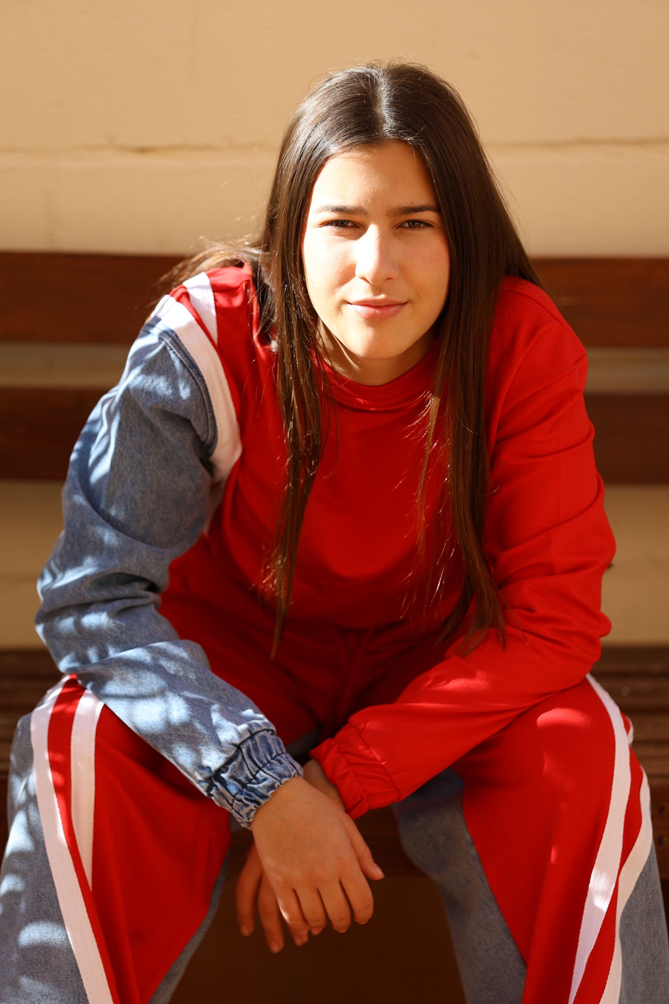 Set Deportivo Bicolor con Detalles en Denim y Corte Crop