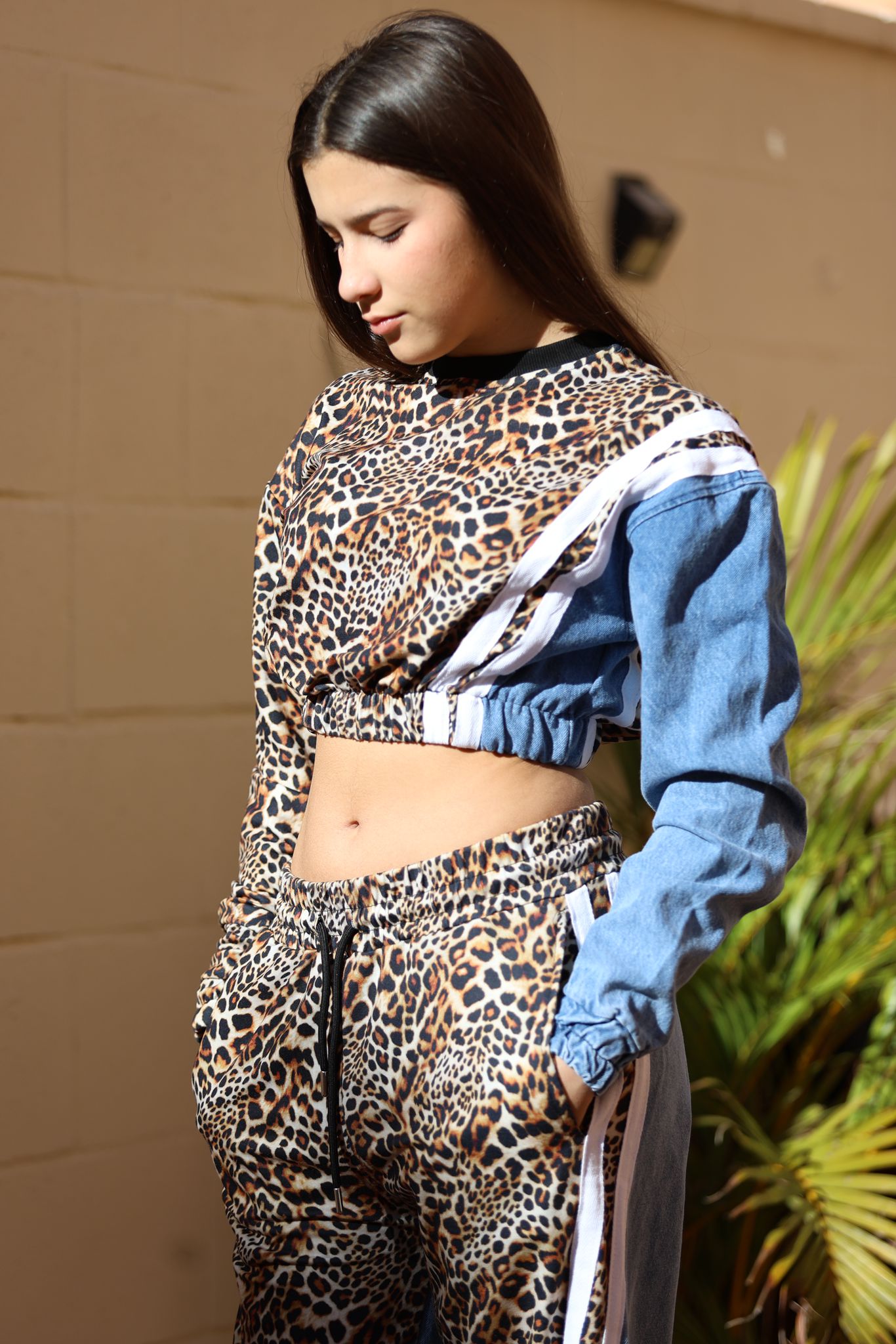 Set Deportivo Bicolor con Detalles en Denim y Corte Crop