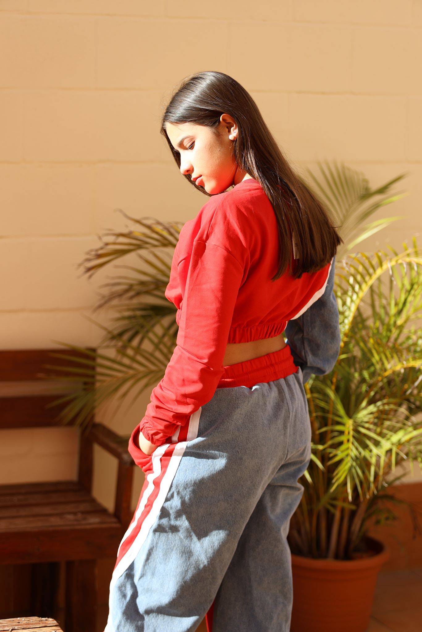 Set Deportivo Bicolor con Detalles en Denim y Corte Crop