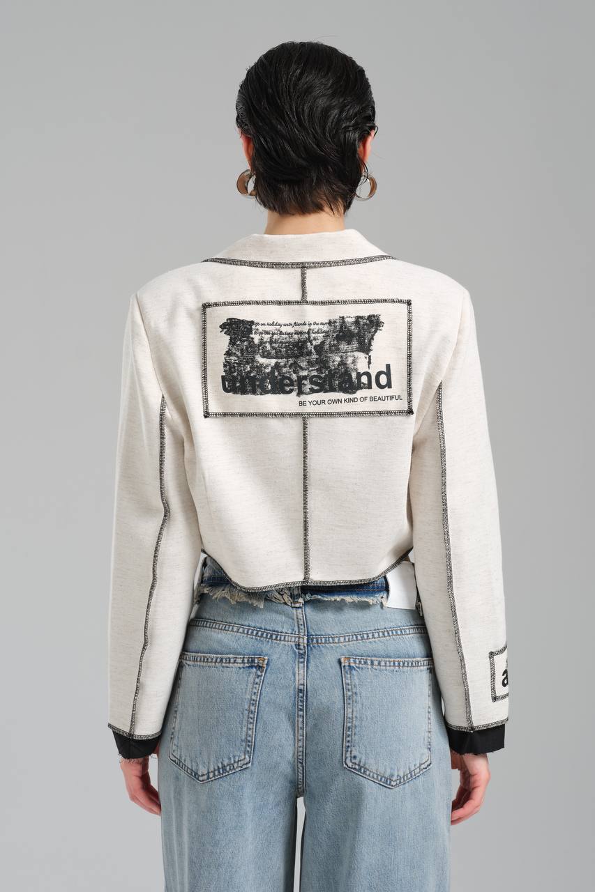 Chaqueta Crop Beige con Detalles Negros