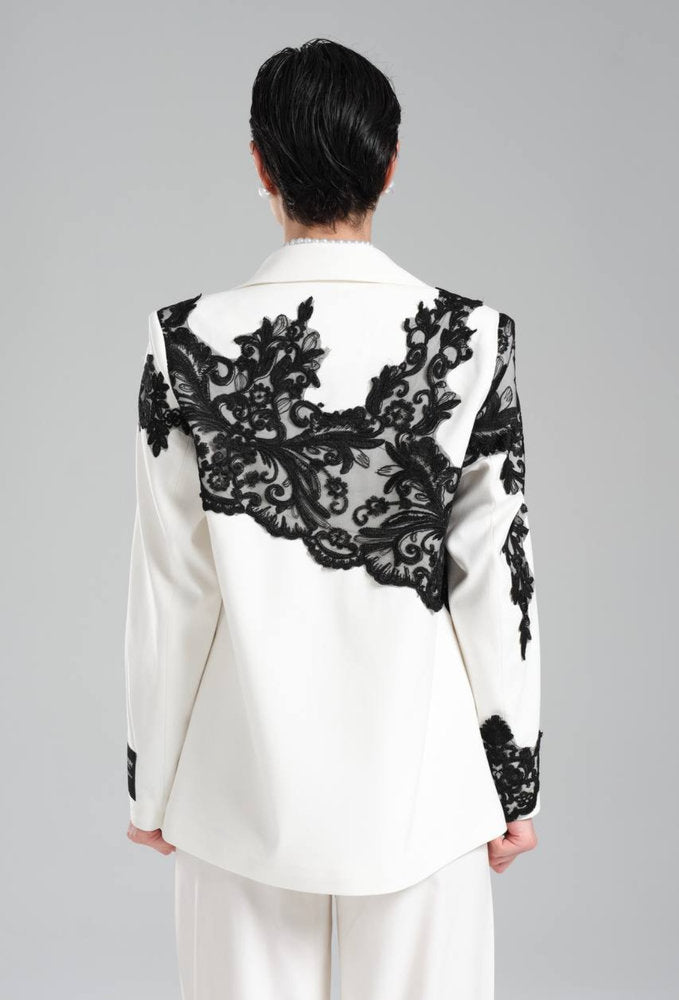 Suit Blanco Con Aplicaciones de Encaje Negro
