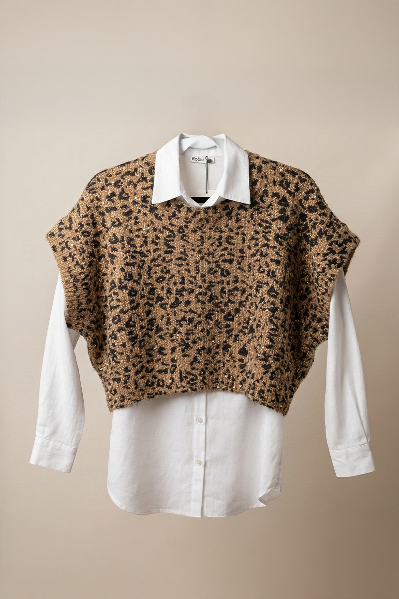 Pulóver Animal Print con Camisa Blanca