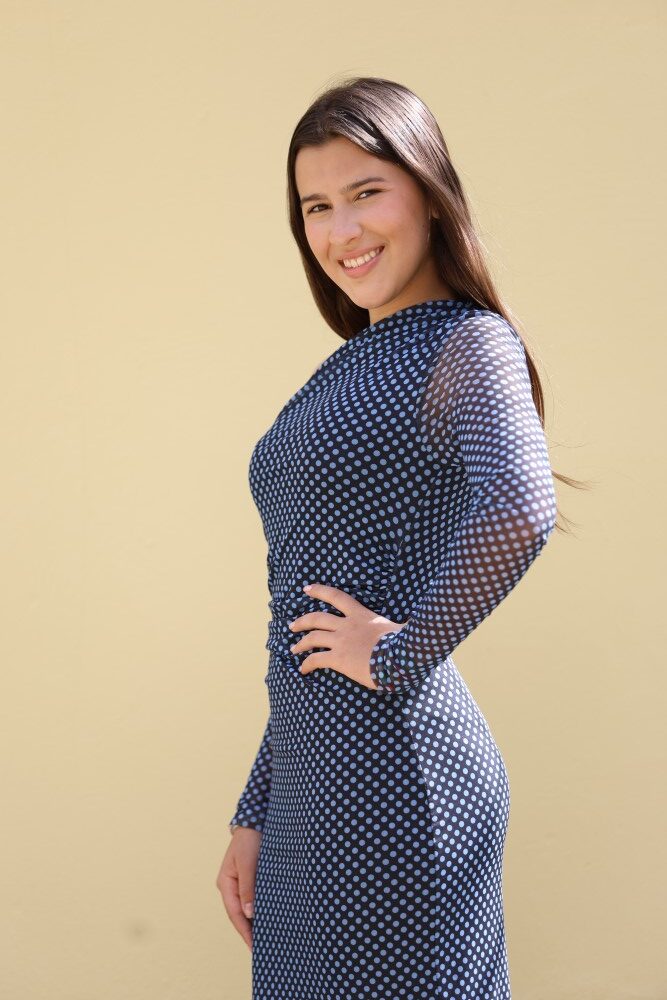 Vestido Midi con Lunares Azules de Tul. Asimétrico.