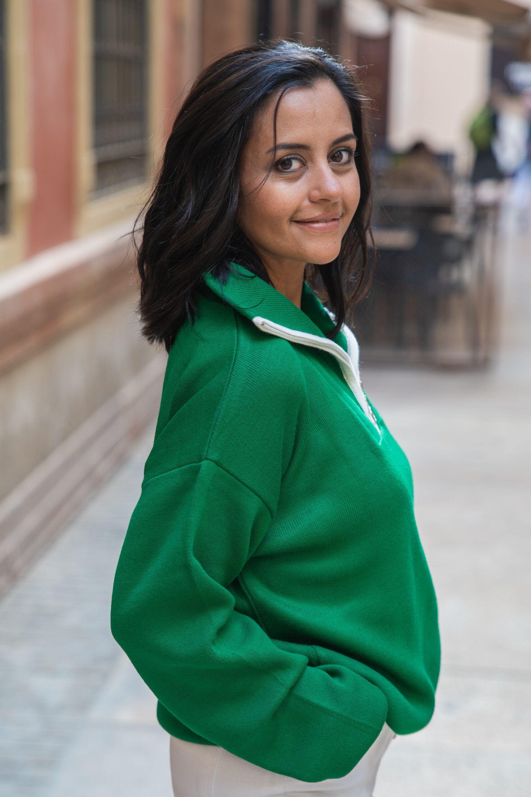 Sweater Verde Oversize con Cremallera Blanca en el Cuello