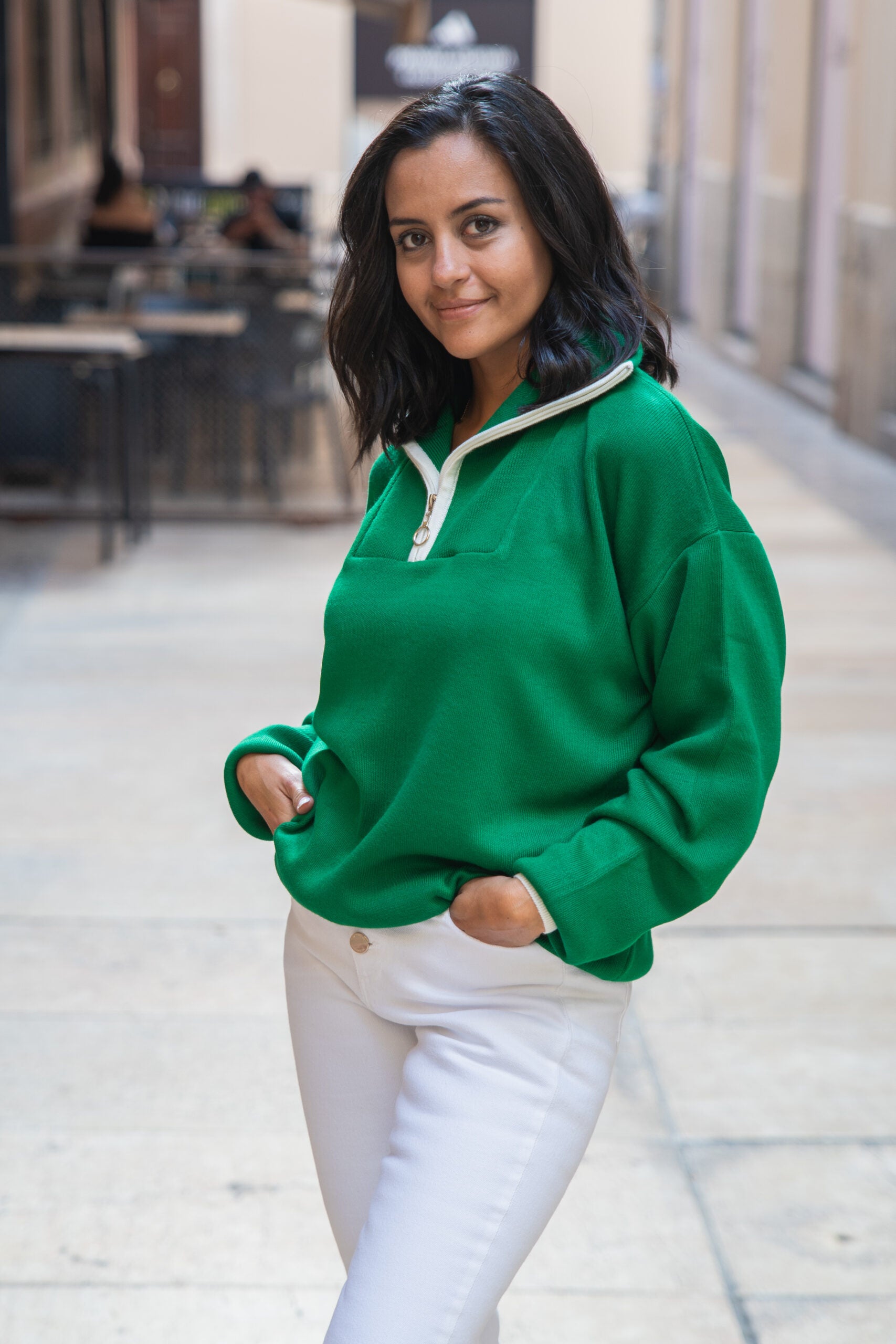 Sweater Verde Oversize con Cremallera Blanca en el Cuello