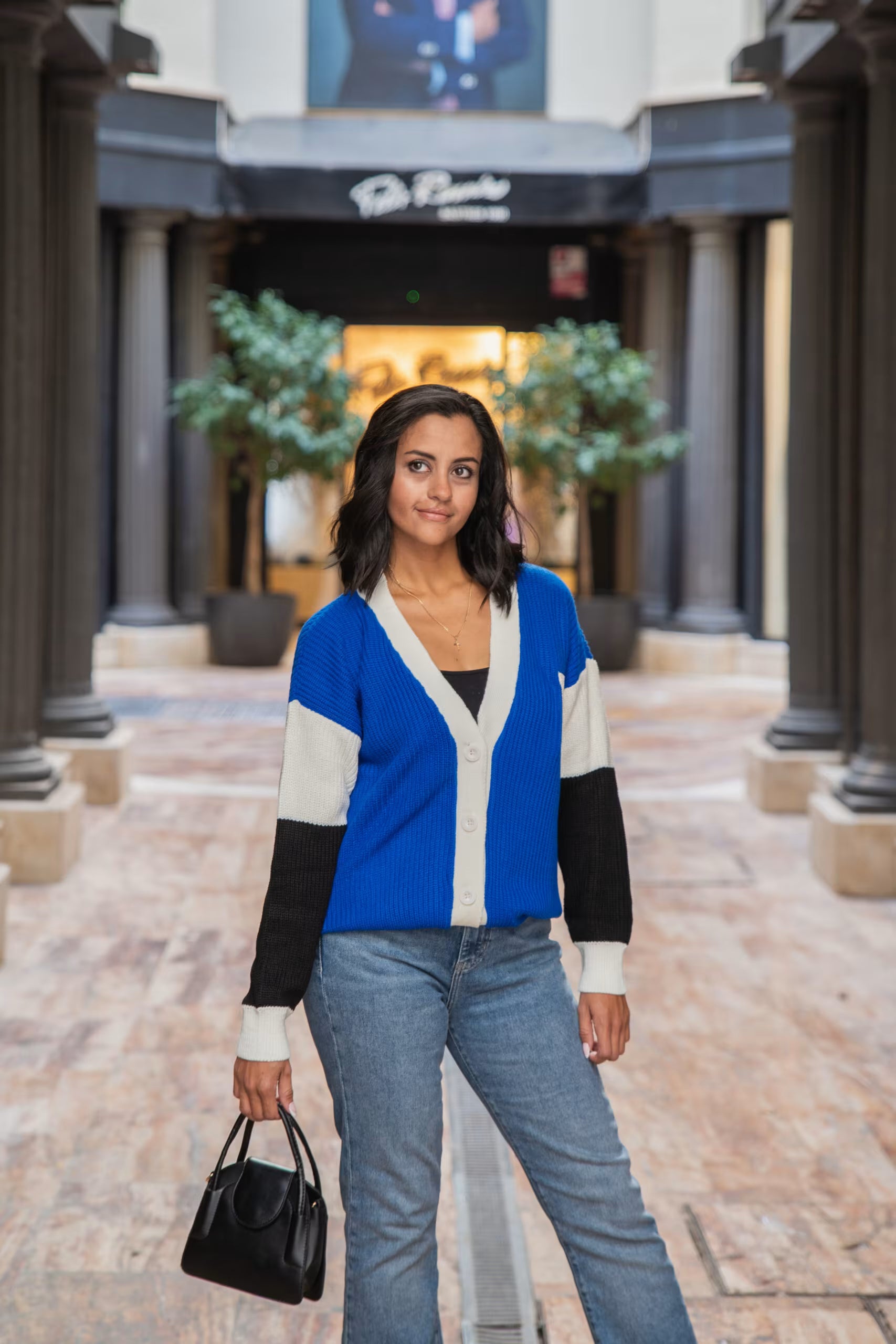 Cardigan Tricolor Tipo College con Botones Frontales